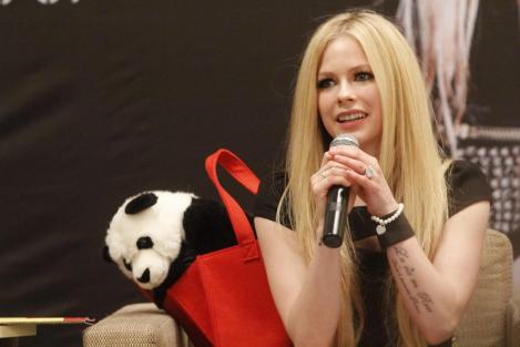 Avril Lavigne, noua victima a hackerilor! Vedeta apare în ipostaze compromițătoare