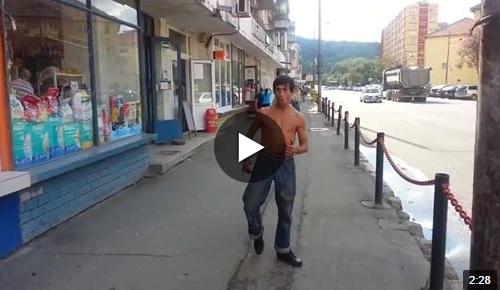 VIDEO: Are mișcările lui Bruce Lee și vocea lui Nicolae Guță!  Așa spectacol nu vezi nici în filme, nici în concerte