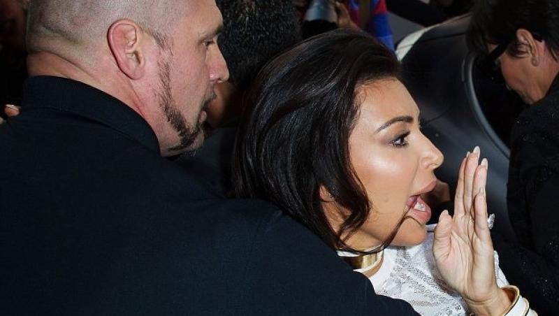 VIDEO! Kim Kardashian a fost ATACATA la Paris Fashion Week!