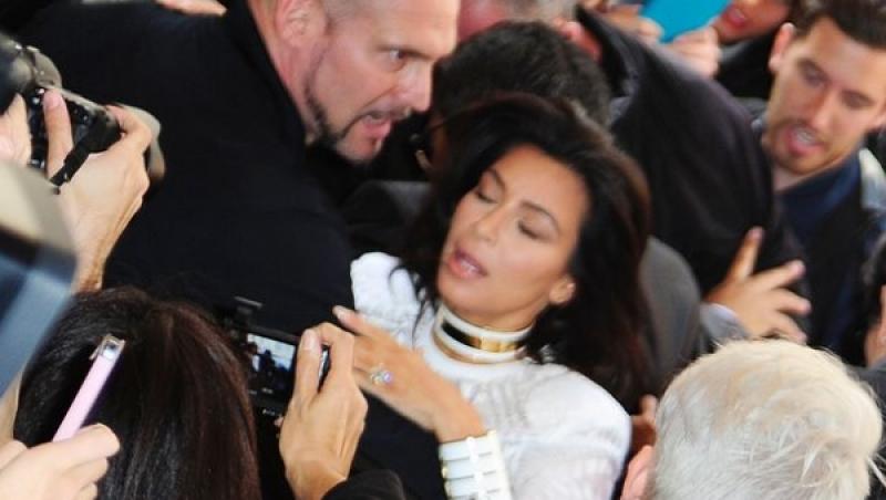 VIDEO! Kim Kardashian a fost ATACATA la Paris Fashion Week!