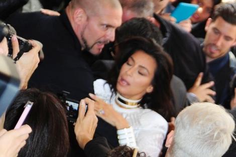 VIDEO! Kim Kardashian a fost ATACATA la Paris Fashion Week!