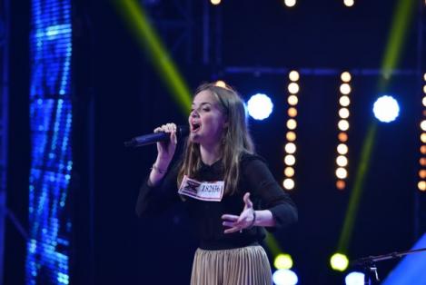 Rețineți numele: Miruna Buză! La 17 ani, a predat o LECŢIE incredibilă pe scena X Factor! "Tu poţi câştiga"