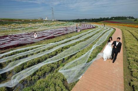 Record mondial: Aşa arată rochia de mireasă cu cea mai lungă trenă din lume! Nu se mai terminăăăă!