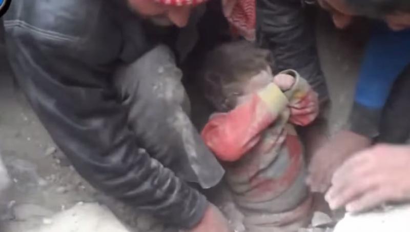 Dumnezeu S-A ARĂTAT! Un copil a fost salvat de sub dărâmături după 12 minute!!! CEL MAI EMOȚIONANT și RĂSCOLITOR VIDEO AL ANULUI!