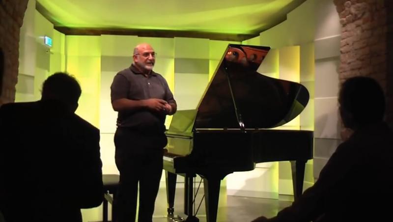 Lovit de fulger și de inspirație: Un chirurg s-a transformat în pianist după ce era să-și piardă viața!