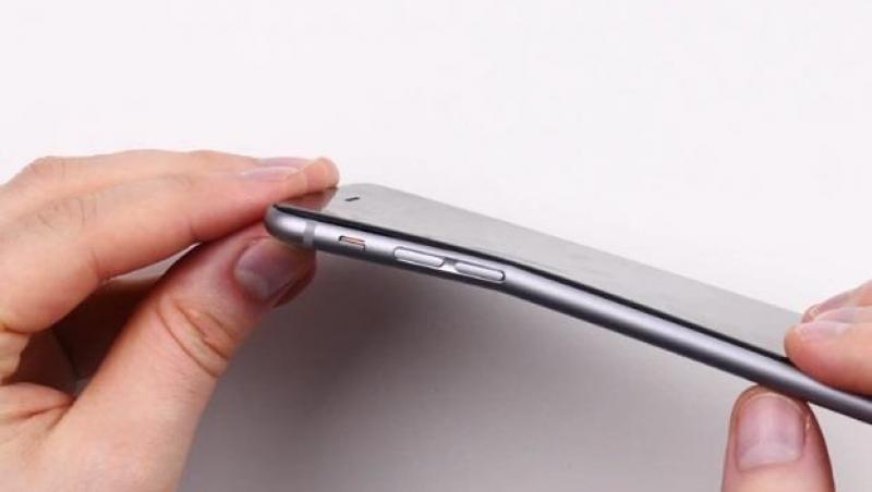O nouă lovitură pentru iPhone 6! Doi tineri arată cum noul smartphone se poate rupe FOARTE UȘOR!