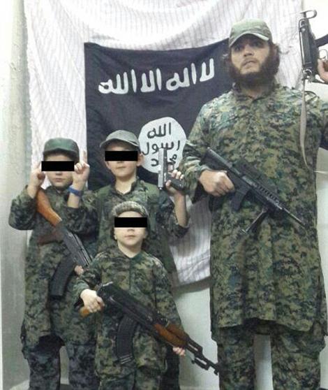 Este ȘOCANT! ”Bebelușul jihadist”, fotografia care a îngrozit lumea!