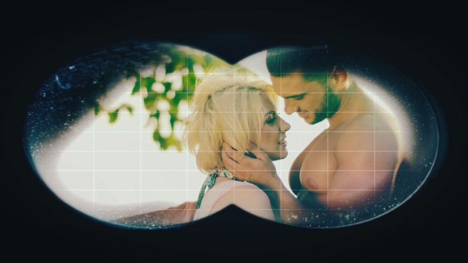 Jo lasă patul ei de acasă! Fosta concurentă X Factor trăiește o DRAGOSTE NEBUNĂ &icirc;n primul său videoclip