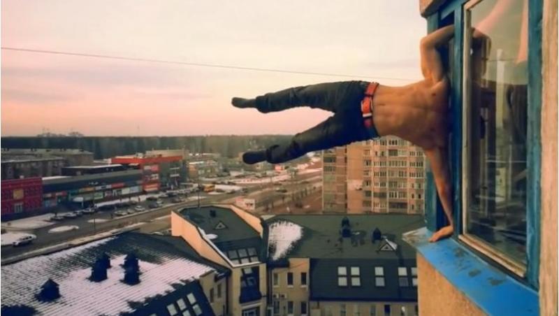 NU încercați asta ACASĂ! E ȘOCANT cum se antrenează acest rus