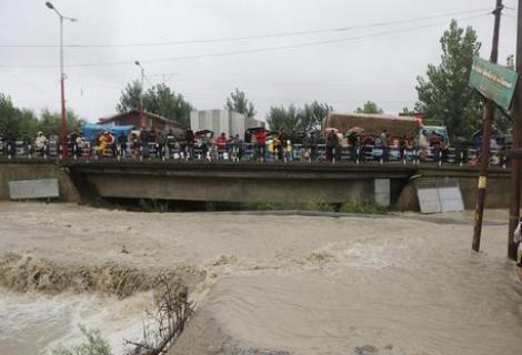 Durere fără margini: Cel puțin 35 de oameni au murit, după ce un autobuz s-a răsturnat într-un râu!