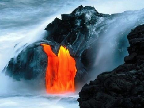 Stare de urgenţă din cauza unui vulcan! Râuri de lavă curg spre case