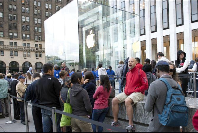 Pasiune dusă la extrem! Fanii Apple și-au instalat corturile &icirc;n fața magazinului din New York, &icirc;n așteptarea noului iPhone