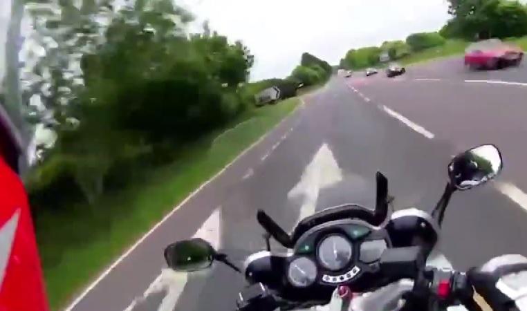 ATENȚIE, IMAGINI DURE! Ultimele CINCI secunde din viața unui MOTOCICLIST au fost FILMATE