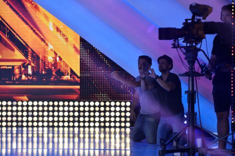 Răzvan şi Dani au fost îngenunchiaţi la „X Factor”