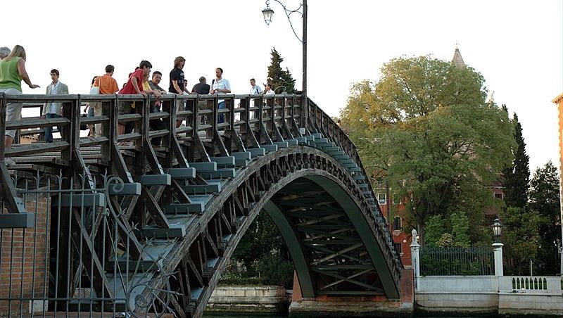 Podul Ponte dell`Accademia (Veneţia) - locul 6