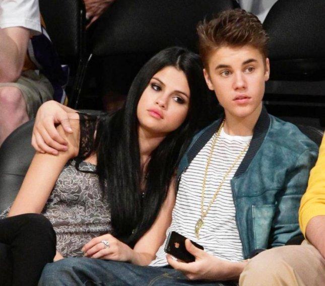 FOTO: Adevărat s-au &icirc;mpăcat!!! Justin Bieber și Selena Gomez, sărutări fierbinți &icirc;n mall
