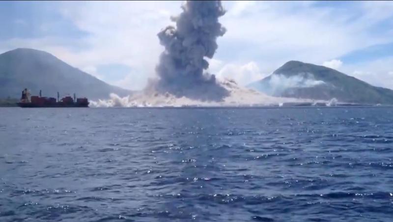 Erupţia vulcanului Tavurvur a fost filmată de un turist