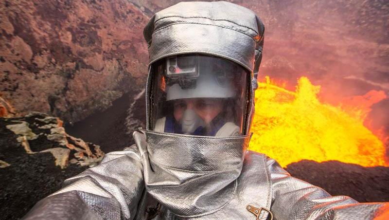 A coborât în craterul unui vulcan care erupe doar pentru un selfie: Uite ce a ieșit!