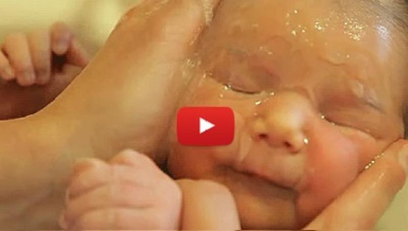 Un CLIP de care nu te saturi să-l privești: Ce face un nou-născut atunci când simte apa în palmele mamei