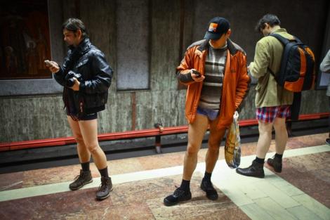 Au rămas în chiloți! Cum a arătat „Ziua fără pantaloni” în diferite orașe ale lumii, chiar și la București! Galerie FOTO