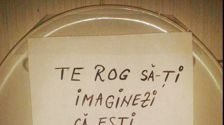 Râzi cu lacrimi! Viralul de pe capacul de WC: Ce a putut să-i scrie un tânăr colegului său de apartament