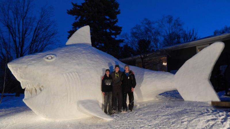 GALERIE FOTO: O pasiune nemaiîntâlnită! Trei copii au înlocuit omul de zăpadă cu o super operă de artă! Ce au făcut aceştia e FASCINANT