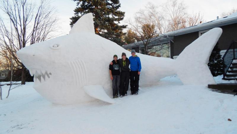 GALERIE FOTO: O pasiune nemaiîntâlnită! Trei copii au înlocuit omul de zăpadă cu o super operă de artă! Ce au făcut aceştia e FASCINANT
