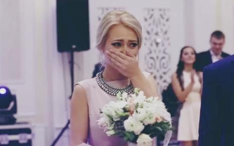 VIDEO: A prins buchetul şi a fost cerută imediat de nevastă! Momentul emoţionant a avut loc la o nuntă din Chişinău