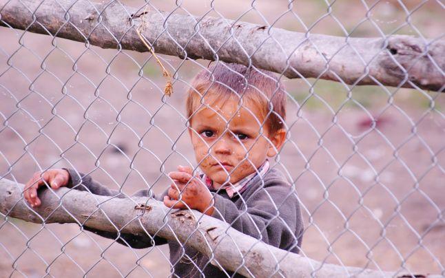 Din lipsă de lemne, doi copii sunt la un pas de a &icirc;ndura iarna geroasă