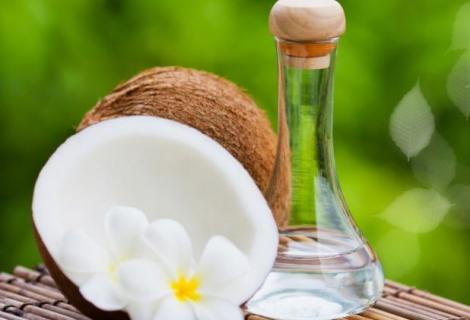 Renunţă la pasta de dinţi! Cum să foloseşti uleiul de cocos pentru dantură albă şi respiraţie proaspătă