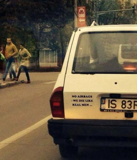 A devenit vedetă în trafic! Ce a putut să scrie un român pe Dacia sa veche a stârnit amuzamentul tuturor