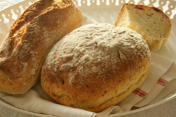 Pâine făcută în casă, fără să frămânți aluatul! E gata în mai puțin de o oră, iar rezultatul este savuros!