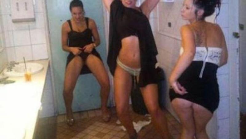 EXPLICIT! Ce fac femeile când merg în TOALETA cluburilor de noapte! Fotografiile interzise minorilor au ajuns pe internet