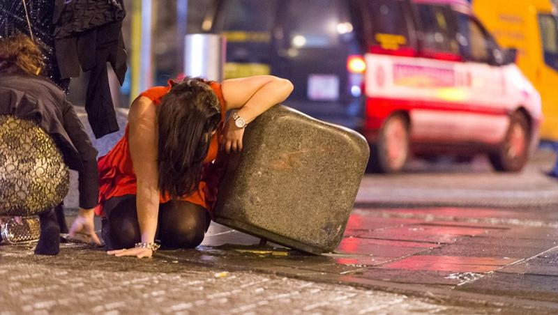 Un An Nou udat cu…MULT ALCOOL! Femei și bărbați din Londra, prăbușiți la pământ din cauza licorii lui Bachus! Imagini ȘOCANTE