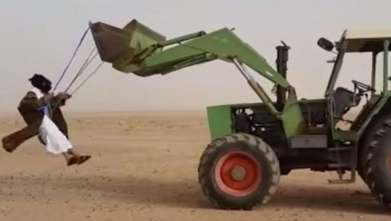Doi arăbeți se dau în leagănul din tractor! Atenție, nu există șofer! Așa se distrează saudiții în deșert! Mori de râs! (VIDEO)