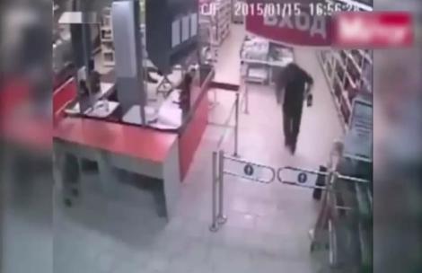VIDEO: El este cel mai prost hoţ din lume! Încearcă să sară peste barieră, dar se face singur KO! O lume întreagă râde de el