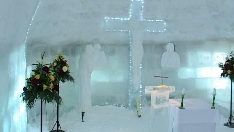 Imagini spectaculoase: Singura biserică de gheaţă din România este gata! Turiştii au o ocazie unică