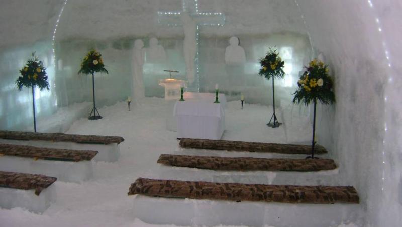 Imagini spectaculoase: Singura biserică de gheaţă din România este gata! Turiştii au o ocazie unică