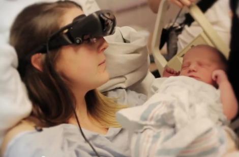 VIDEO EMOŢIONANT! Reacţia unei mame nevăzătoare care îşi poate privi pentru prima dată bebeluşul