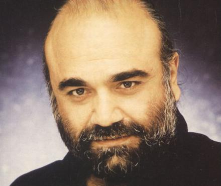 Lumea muzicii este &icirc;n doliu! C&acirc;ntărețul Demis Roussos s-a stins din viață la 68 de ani