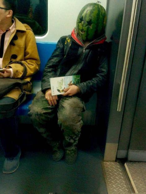 Apariţie bizară la metrou! Îl văd zilnic în staţie şi nimeni nu are curajul să stea lângă el!