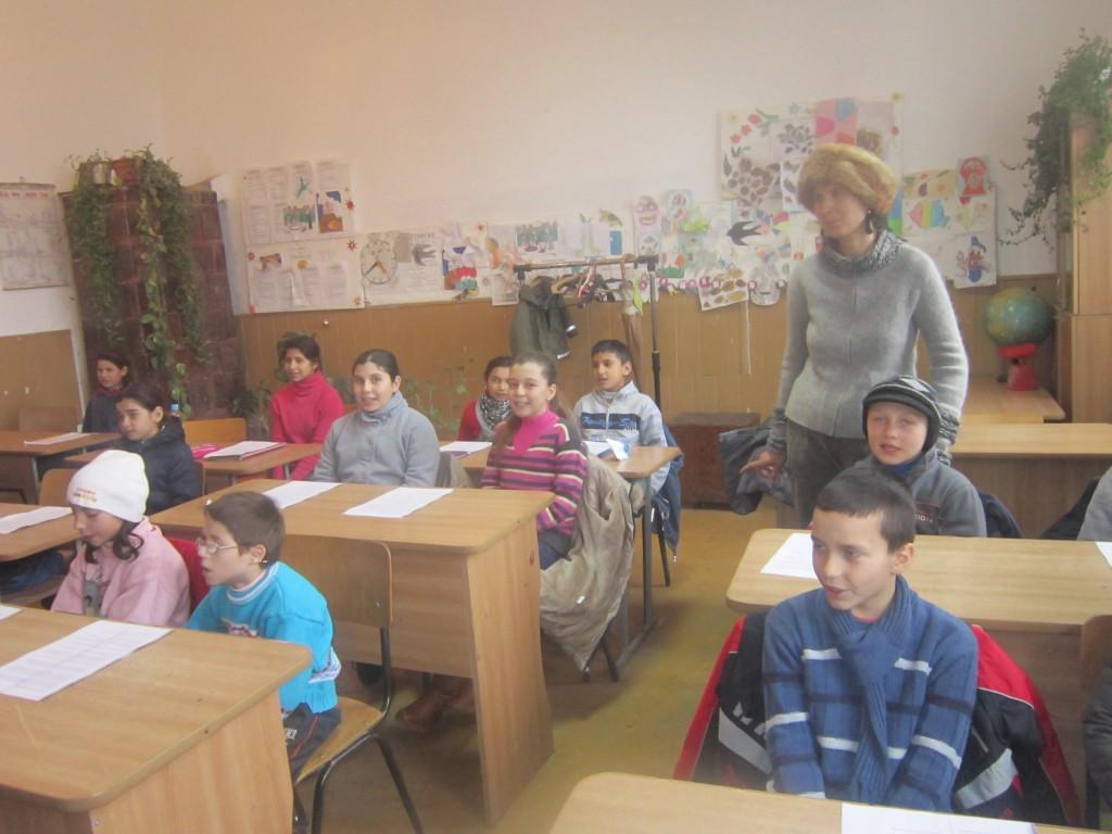 Pentru toți analfabeții care n-au luat BACul. O &icirc;nvățătoare din Dolj, cu hemipareză și tumoră, vine să predea: &rdquo;Cum să-i las pe copii fără carte?&rdquo;