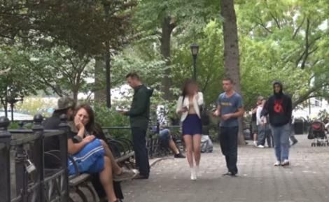 VIDEO: Cum reacționează o tipă super sexy când este AGĂȚATĂ pe stradă! Finalul e GENIAL