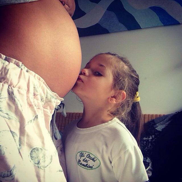 Antonia a publicat un clip ADORABIL! Ce reacție are fiica sa, Maya, atunci c&acirc;nd află că are un frățior