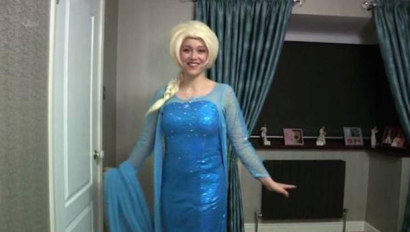 Wow, cum arată femeia asta! S-a îndrăgostit nebunește de Elsa, personajul Disney din Frozen și a făcut tot ce a putut ca să-i semene! TRANSFORMAREA, FABULOASĂ!