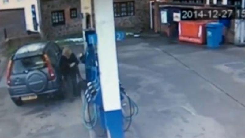 A oprit să alimenteze, însă a oferit un spectacol demn de cascadorii râsului! Ce a făcut o femeie într-o benzinărie (VIDEO)