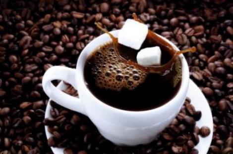 O să ceri un cub de zahăr mai puțin după ce citești asta: Culoarea ceștilor influențează GUSTUL cafelei