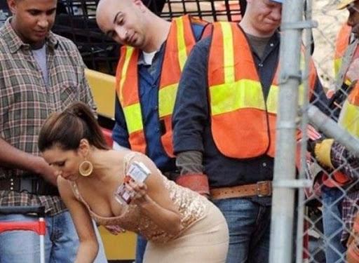 S-a aplecat și i-a făcut să suspine! Vizita neașteptată a unei domnișoare a oprit lucrările pe șantier