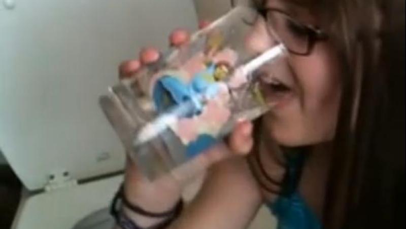 VIDEO: A făcut pariu că poate să bea apă din toaletă! Ce s-a întâmplat după întrece şi cea mai bogată imaginaţie