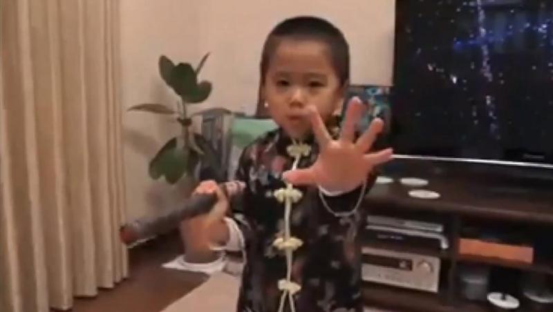 VIDEO de MILIOANE: Are doar patru ani, dar se mişcă exact ca Bruce Lee! Fanii starului sunt uluiţi de mişcările copilului